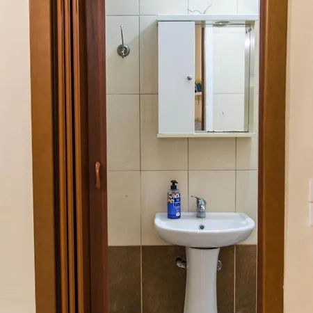 Roses アパート ネア・ミカニオーナ