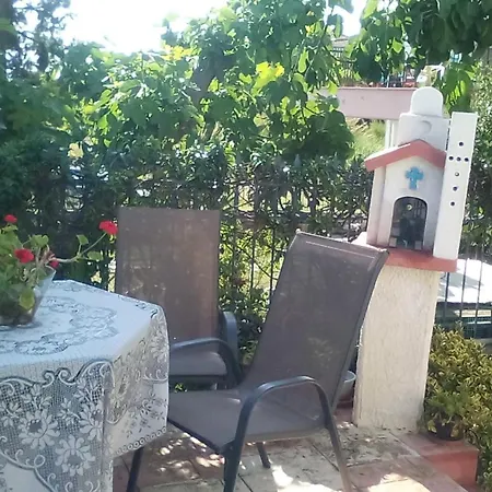 アパート Roses ネア・ミカニオーナ