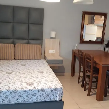 Roses Apartman Néa Mihanióna
