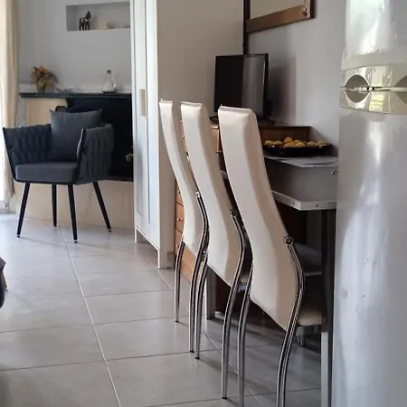 Roses Apartman Néa Mihanióna