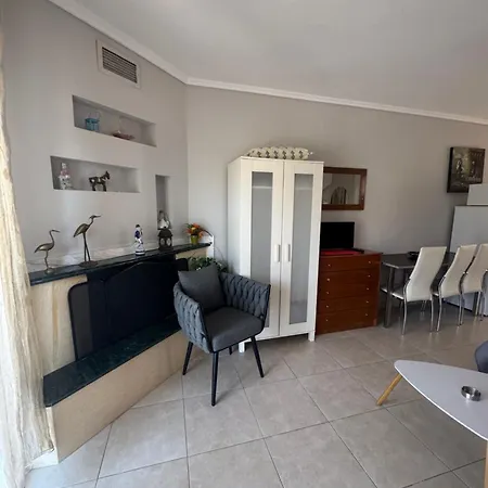 Roses Apartman Néa Mihanióna